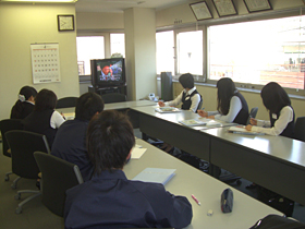 新入社員研修の風景。モニターを見ながら電話応対のマナーを真剣に勉強している。